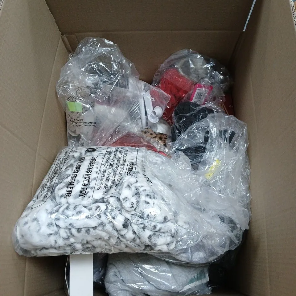 BOX OF APPROXIMATELY 15 ASSORTED ITEMS TO INCLUDE SOCKS, SLIPPERS, HANDBAG ETC