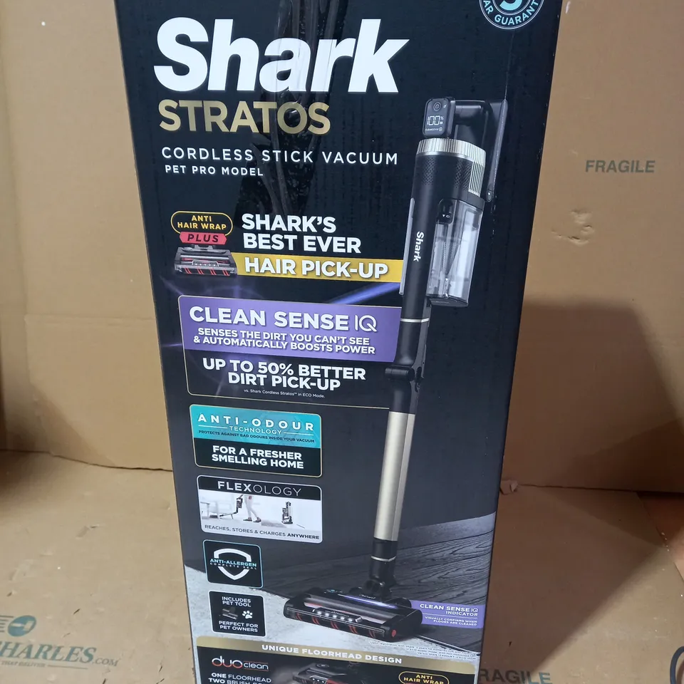 SHARK STRATOS CORDLESS VACUUM W/ANTI HAIR WRAP & CLEAN SENSE IQ IZ400UKT