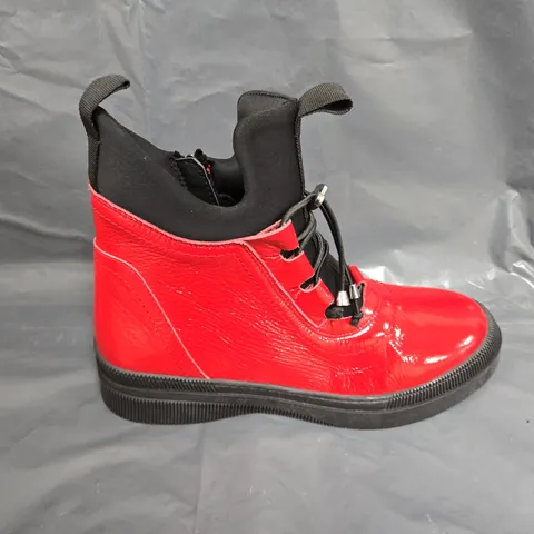 BOXED PAIR OF ADESSO ZIP LEATHER BOOTS IN RED - UK SIZE 7