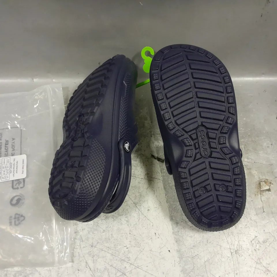 BAGGED PAIR OF CROCS CLASSIC LINED CLOG NAVY/CHARCOAL UK M5/W6 