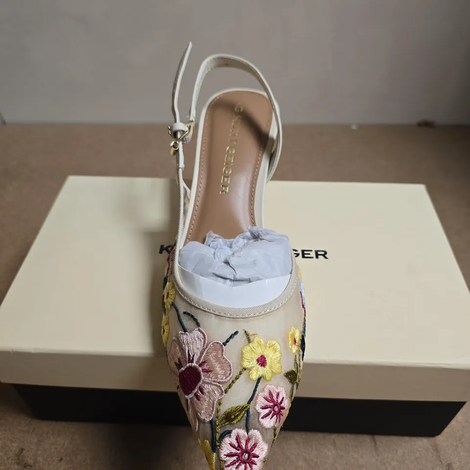 BOXED PAIR OF KURT GEIGER ARIA LOW2 WHITE/COMB FABRIC COURTS – UK 5