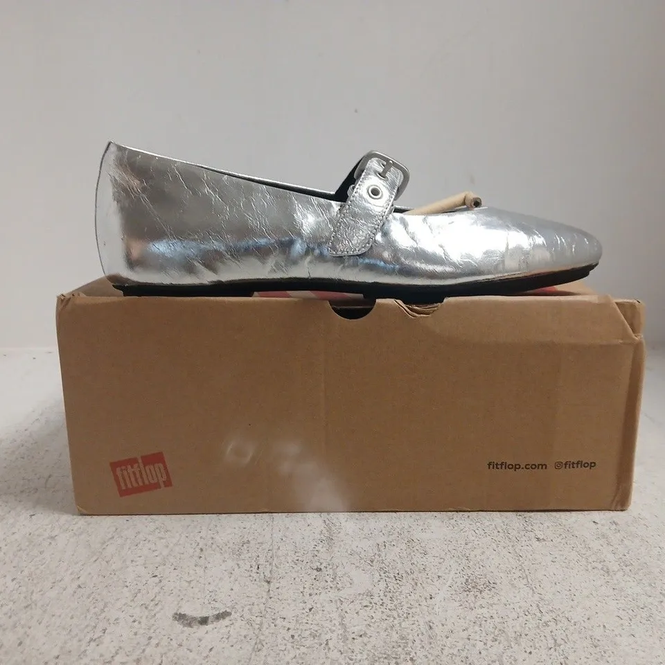 BOXED PAIR OF FITFLOP DELICATO METAALIC MARY JANES IN SILVER SIZE UK 8