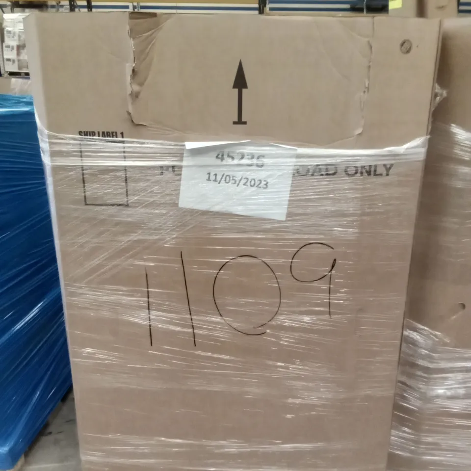 PALLET OF ASSORTED ITEMS INCLUDING SUNDEE TOILET SEAT, FOLDING LAPTOP TABLE, BARSTOOL, SIMPONICE RETRACTABLE GATE, VELAZE CAST IRON GRIDDLE