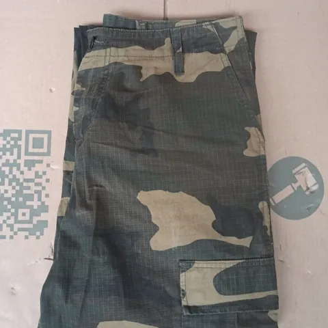CARHARTT CARGO PANTS IN CAMO SIZE 36/32