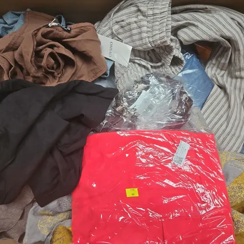 APPROXIMATELY 30 ASSORTED CLOTHING ITEMS IN VARIOUS SIZES, STYLES & COLOURS TO INCLUDE BRANDS SUCH AS OYSHO, NEW LOOK, YOURS CLOTHING, ETC - COLLECTION ONLY