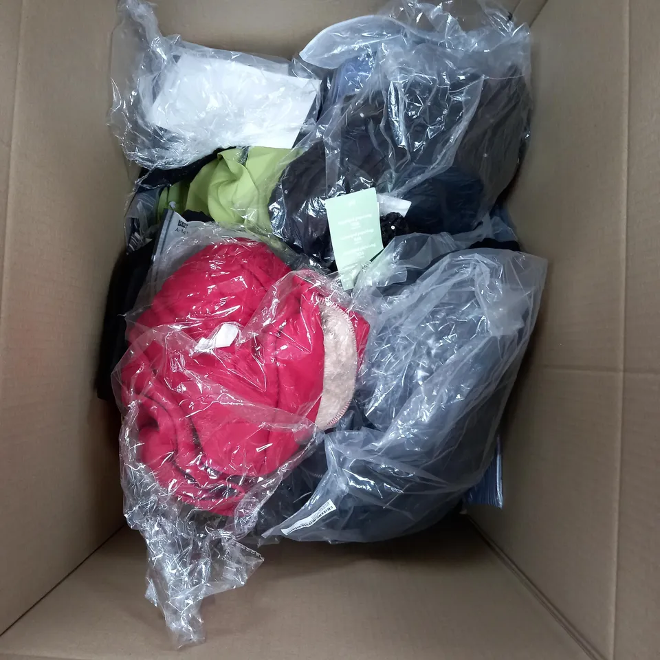 BOX OF APPROX 20 ASSORTED CLOTHING ITEMS IN VARIOUS SIZES TO INCLUDE TROUSERS, JUMPERS, HATS, ETC.