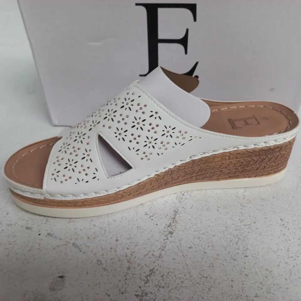 BOXED E SHOES BY EMMA UDAIPUR WHITE WEDGE SANDALS – UK SIZE 6