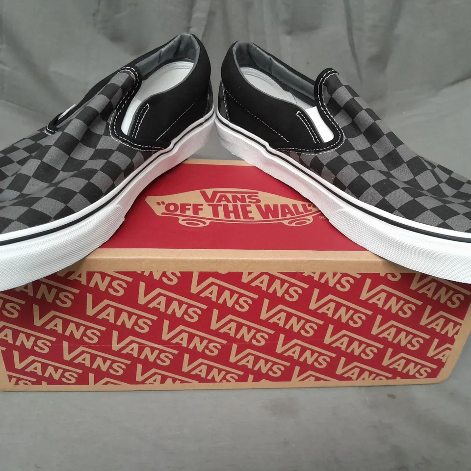 BOXED PAIR OF VANS OFF THE WALL CLASSIC SLIP-ON SHOES IN BLACK/PEWTER CHECKERBOARD UK SIZE 9.5