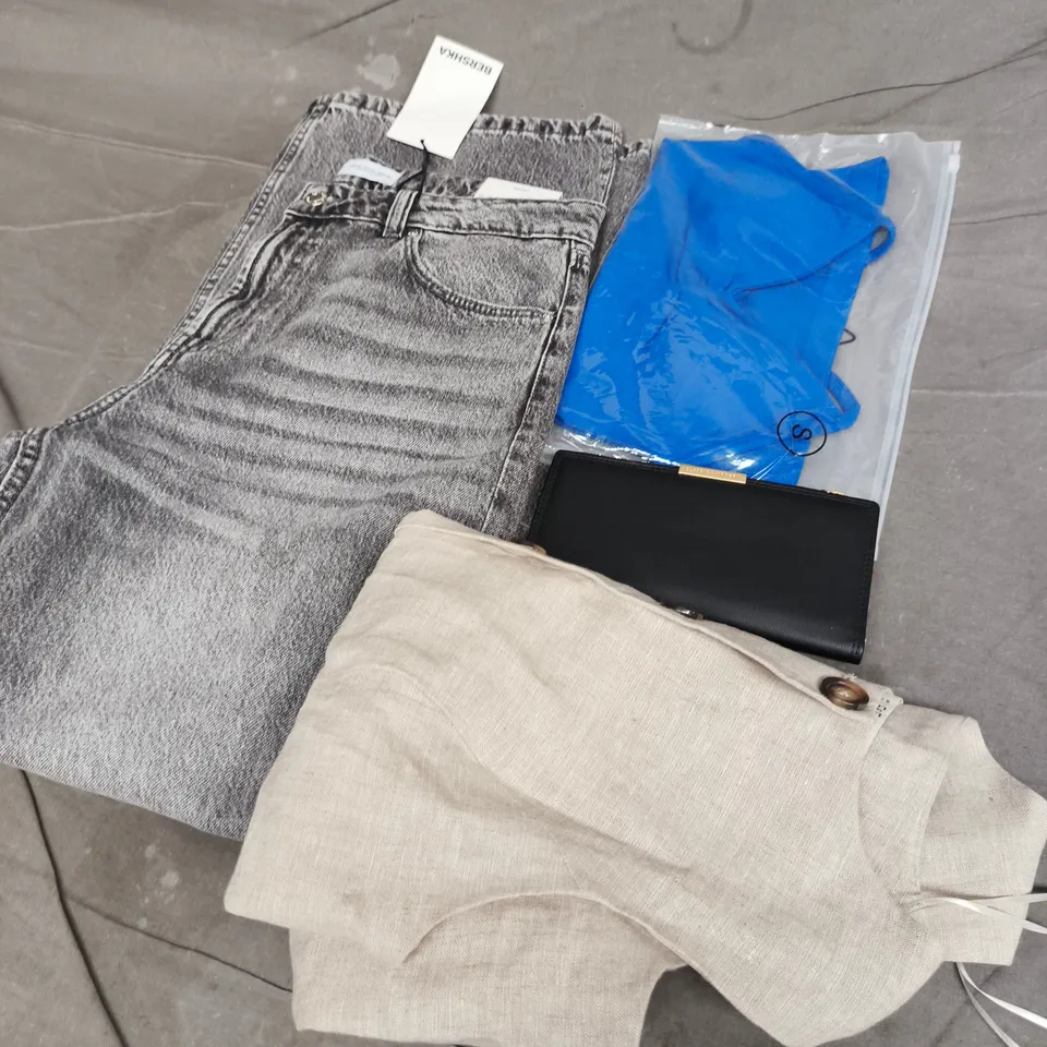 APPROXIMATELY 25 ASSORTED CLOTHING ITEMS IN VARIOUS SIZES, STYLES & COLOURS TO INCLUDE BRANDS SUCH AS BERSHKA, CLASSIC & MODERN, F&F, ETC - COLLECTION ONLY