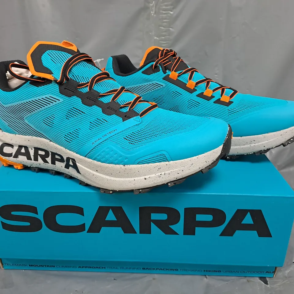 BOXED PAIR OF SCARPA SPIN PLANET RUNNING SHOES IN AZURE/BLACK SIZE UK 10.5