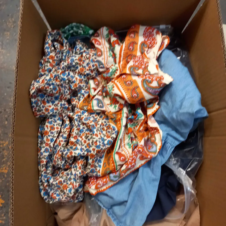 LOT OF ASSORTED CLOTHING AND ACCESSORIES TO INCLUDE; T-SHIRTS, JUMPERS ETC