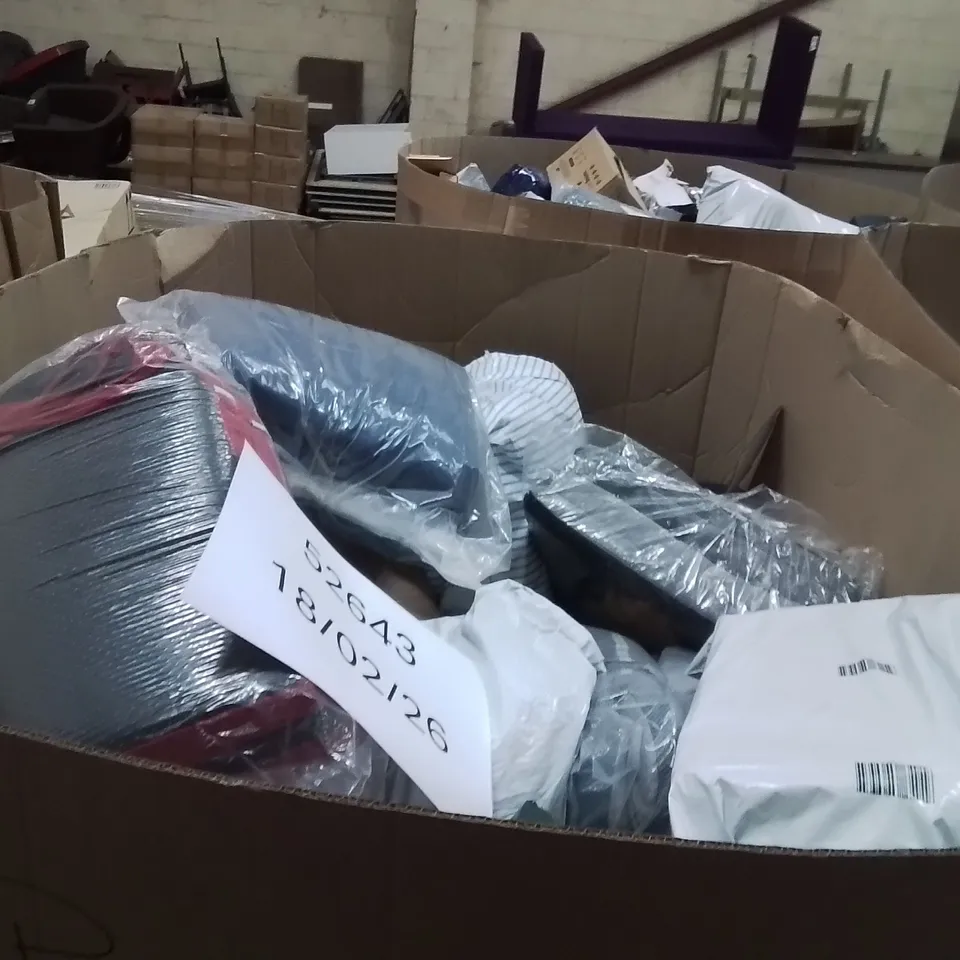 PALLET TO CONTAIN A LARGE QUANTITY OF PILLOWS