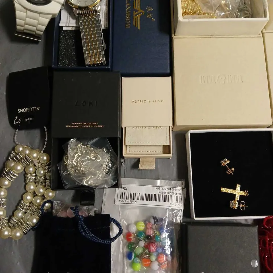 LOT OF ASSORTED JEWELLERY AND WATCH ITEMS TO INCLUDE NECKLACES, EARRINGS SEIKO AND LANMSOM