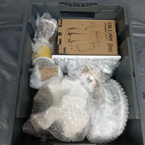 APPROXIMATELY 12 ASSORTED HOUSEHOLD ITEMS TO INCLUDE MUGS , PICTURE FRAME , KETTLE