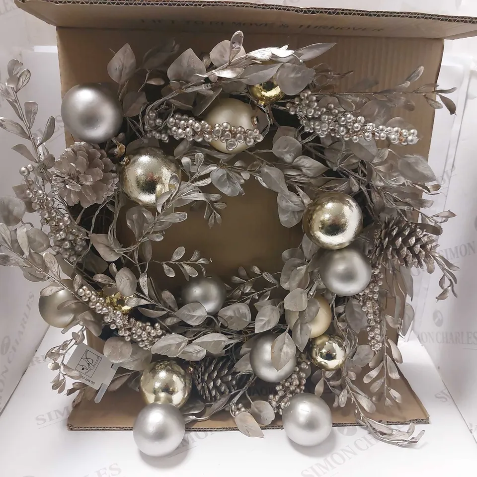 CHAMPAGNE AND GOLD PRE-LIT FESTIVE WREATH RRP £32.99