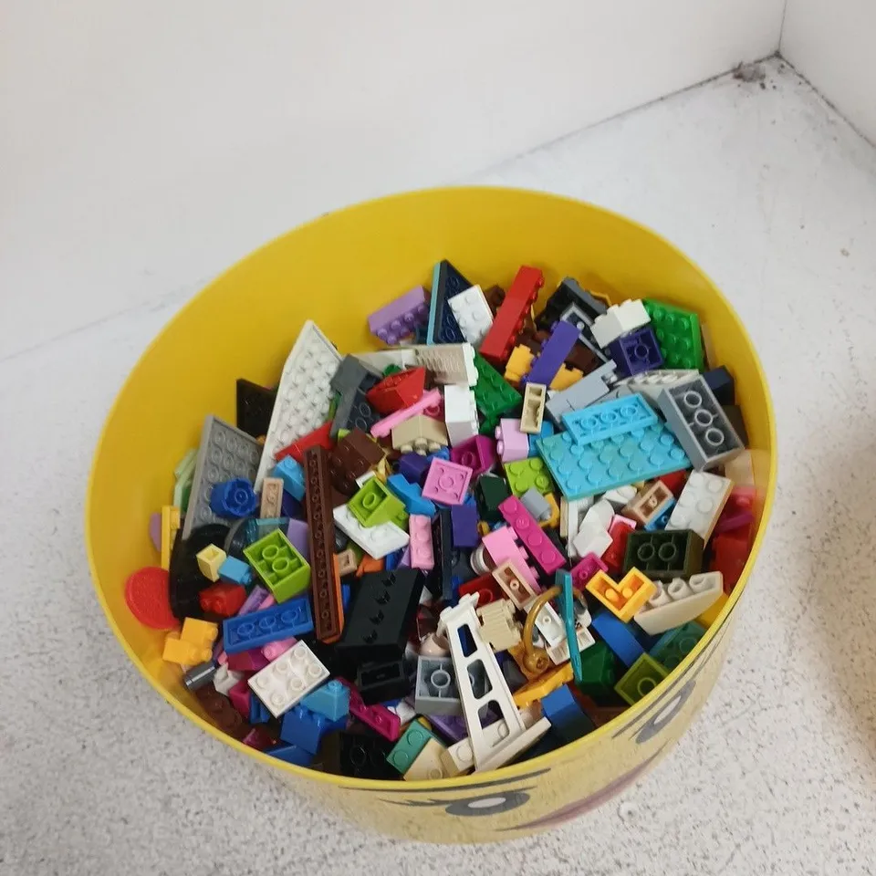 LEGO STORAGE TUB WITH BRICKS - YELLOW MINIFIGURE-FACE CONTAINER