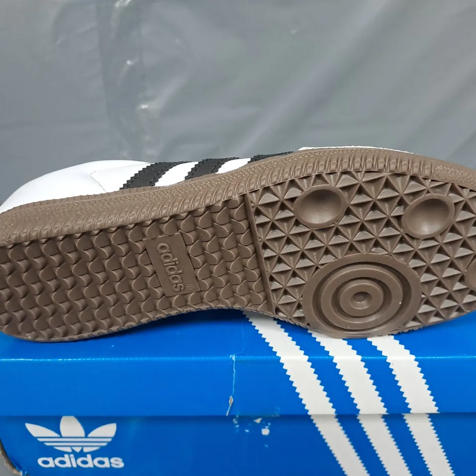BOXED PAIR OF ADIDAS SAMBA OG JUNIOR IN WHITE/BLACK - UK 3.5