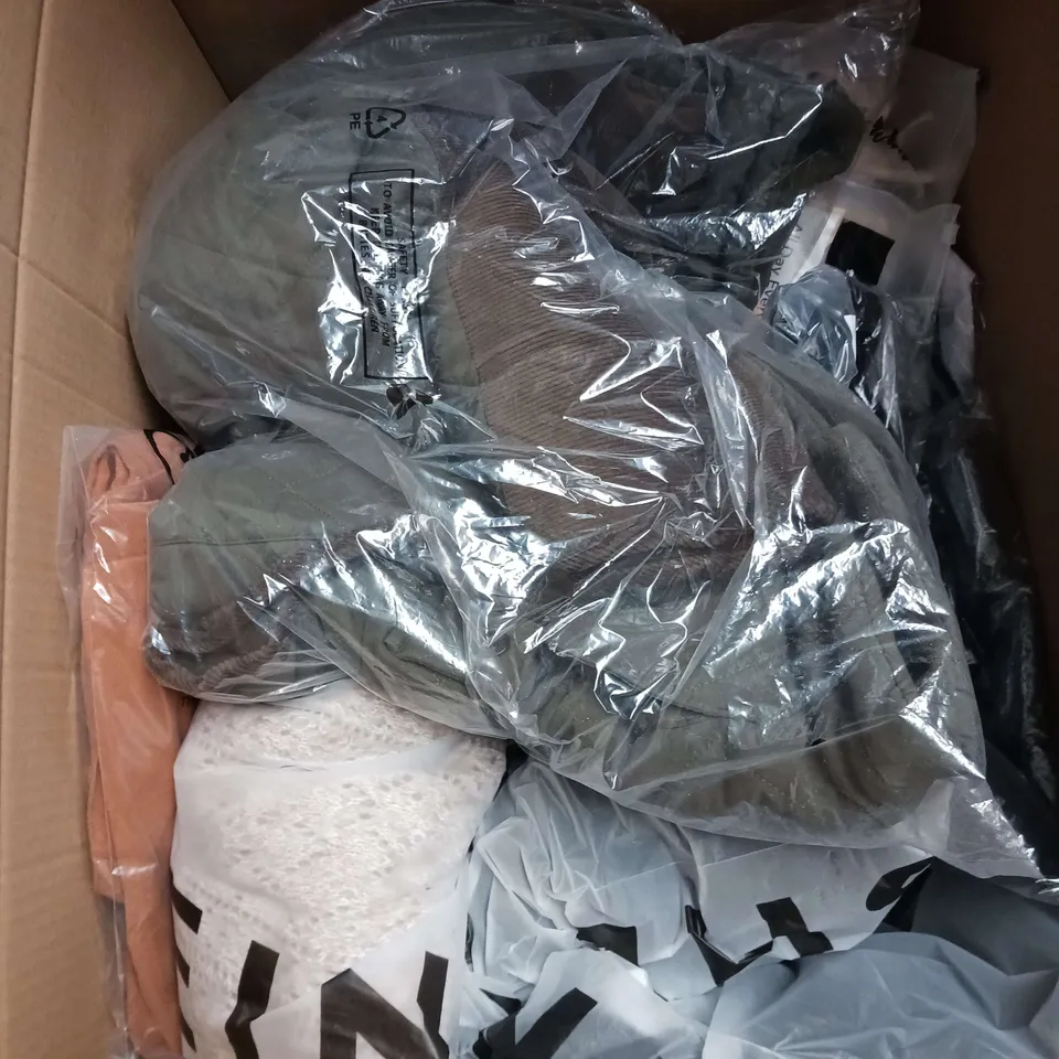 APPROXIMATELY 20 ASSORTED CLOTHING ITEMS IN VARIOUS SIZES AND STYLES TO INCLUDE - NIKE FOOTBALL SOCKS, JEANS, DRESS, ETC