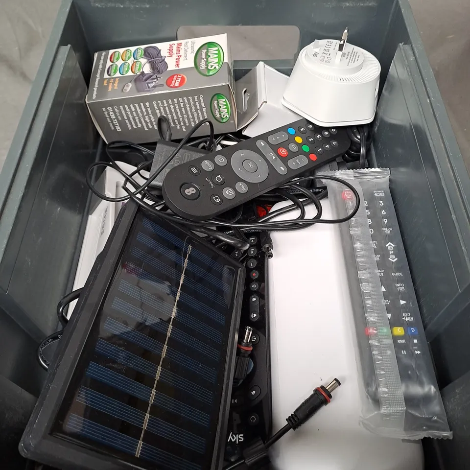 APPROXIMATELY 15 ASSORTED ELECTRICAL PRODUCTS & ACCESSORIES TO INCLUDE REPLACEMENT REMOTES, ROUTERS, POWER SUPPLIES ETC 