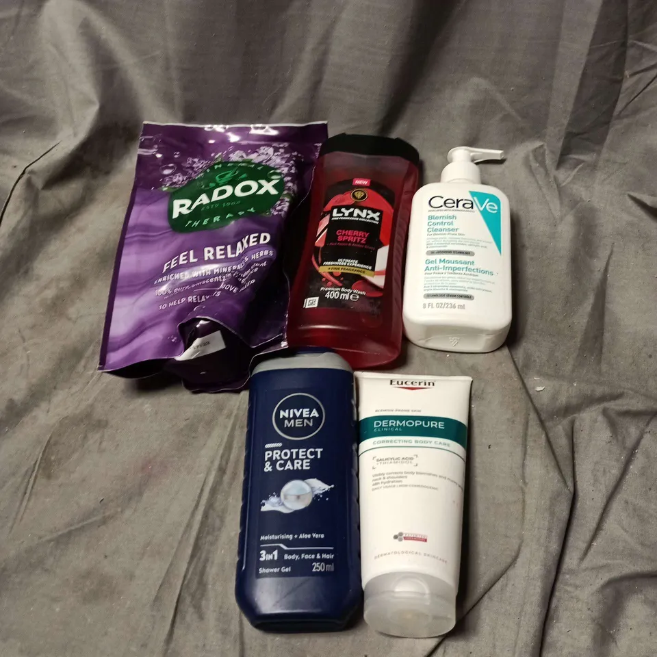 APPROXIMATELY 15 ASSORTED COSMETIC ITEMS TO INCLUDE RADOX, LYNX, CERA VE, NIVEA MEN, EUCERIN ETC