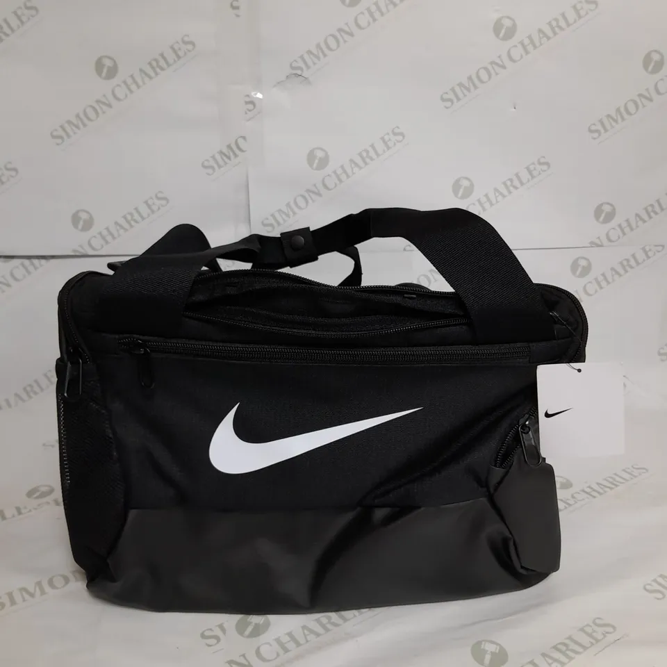 NIKE SMALL DUFFLE BAG IN BLACK