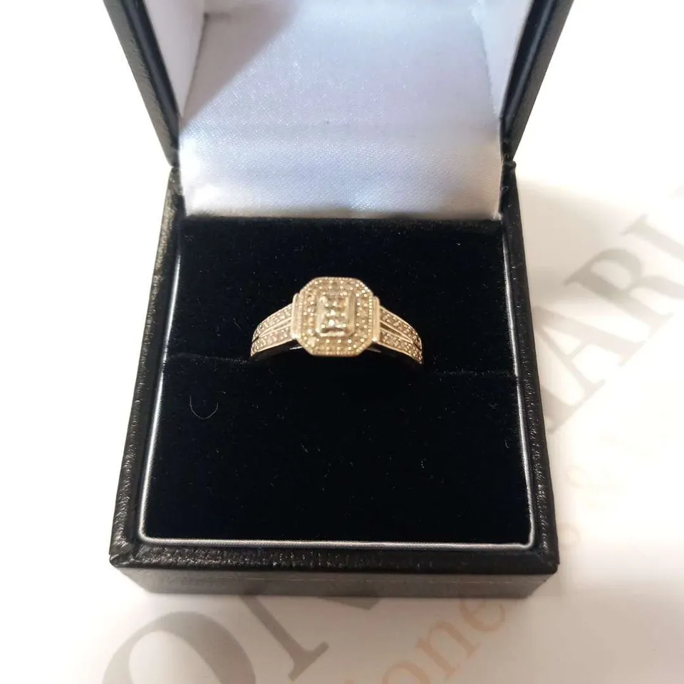 18CT WHITE GOLD DRESS RING SET WITH NATURAL DIAMONDS