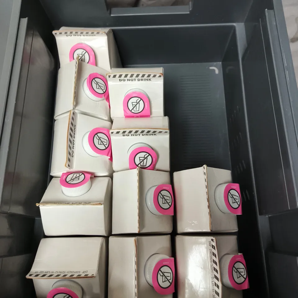 TOTE OF APPROXIMATELY 15 ASSORTED HOUSEHOLD LIQUIDS TO INCLUDE SMOL WASHING UP LIQUID REFILLS, HARPIC WHITE & SHINE TOILET CLEANER AND DR JOHNSON'S STERILISING FLUID