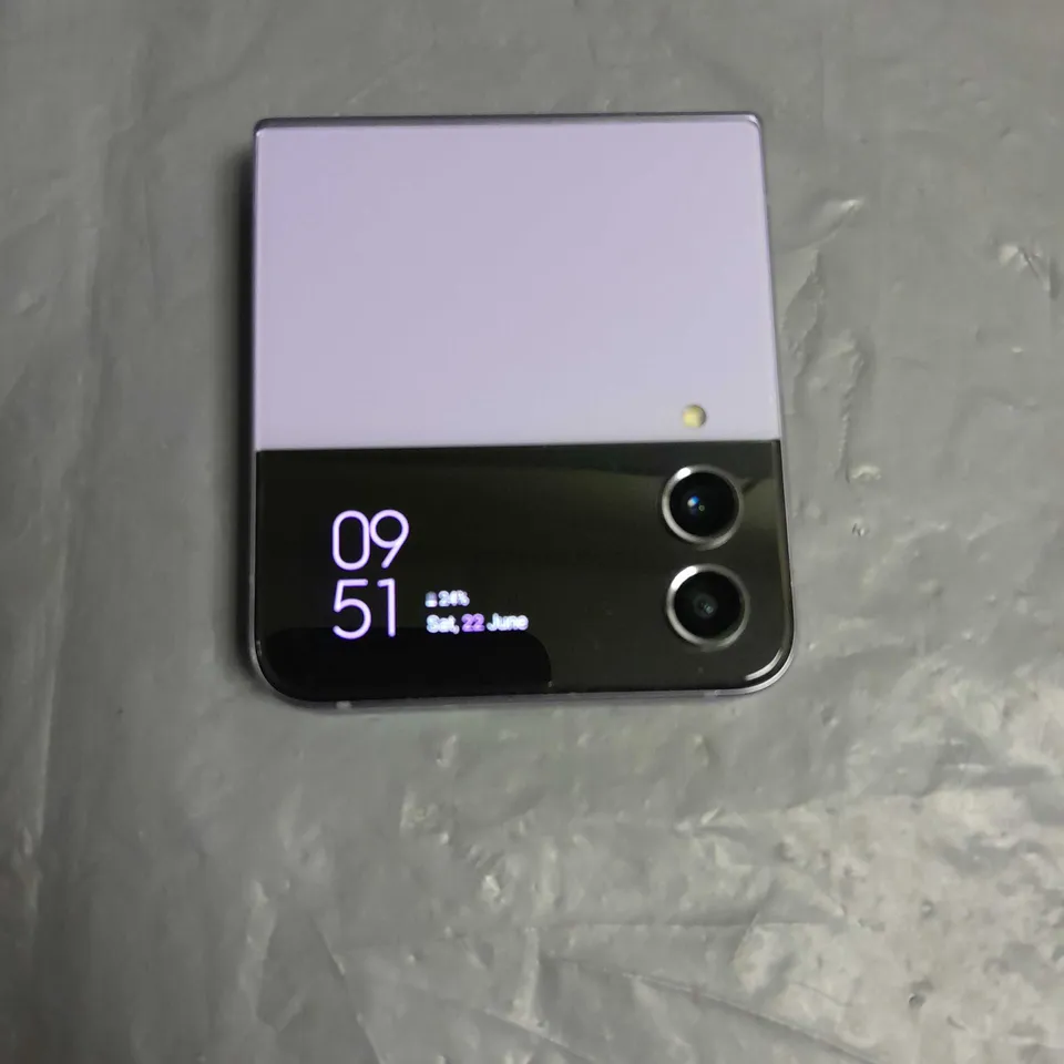 SAMSUNG GALAXY Z FLIP 4 IN PURPLE