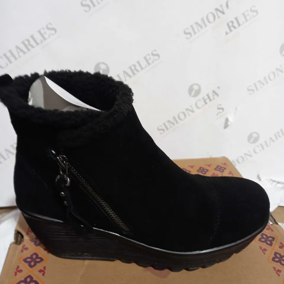  SKECHERS OFF HOURS BLACK WEDGE HEEL ANKLE BOOT SIZE 5.5 