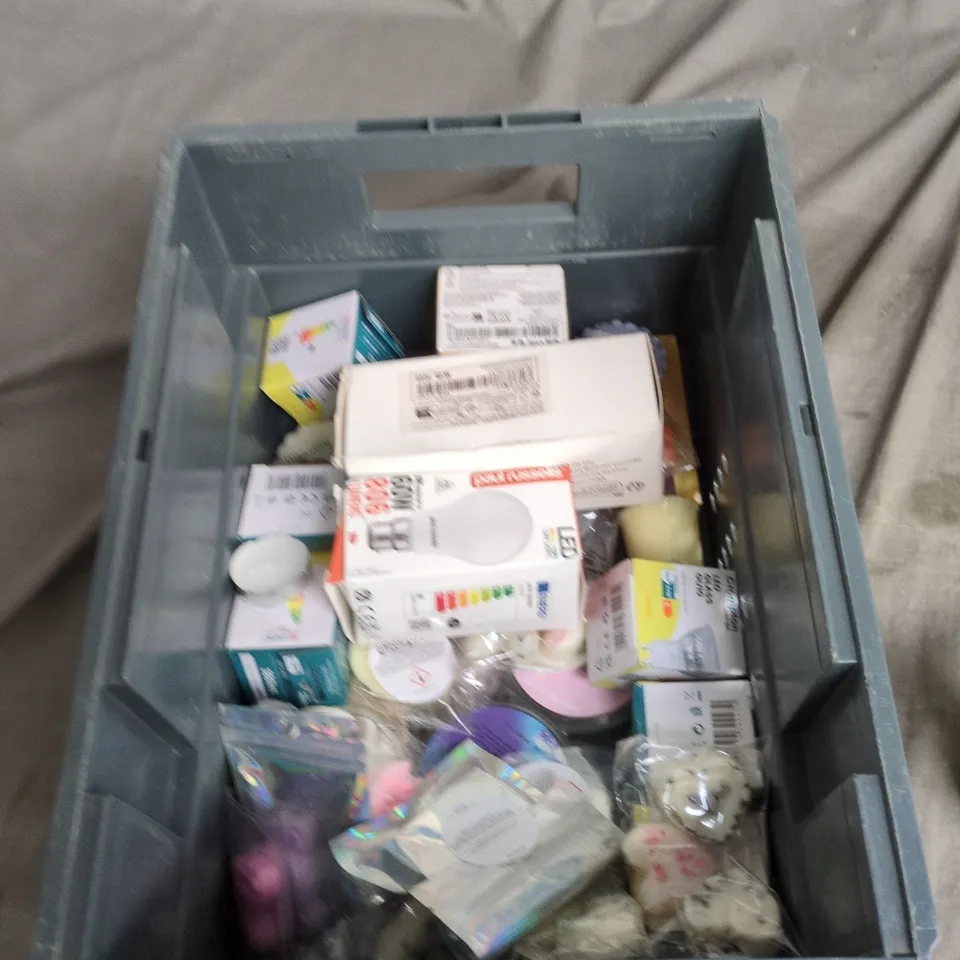 TOTE OF APPROXIMATELY 15 ASSORTED ITEMS TO INCLUDE: SOLARA CANDLE 