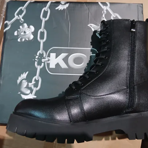 KOI ELECTRIC MEN'S MILITARY BOOTS – UK 7 – BLACK