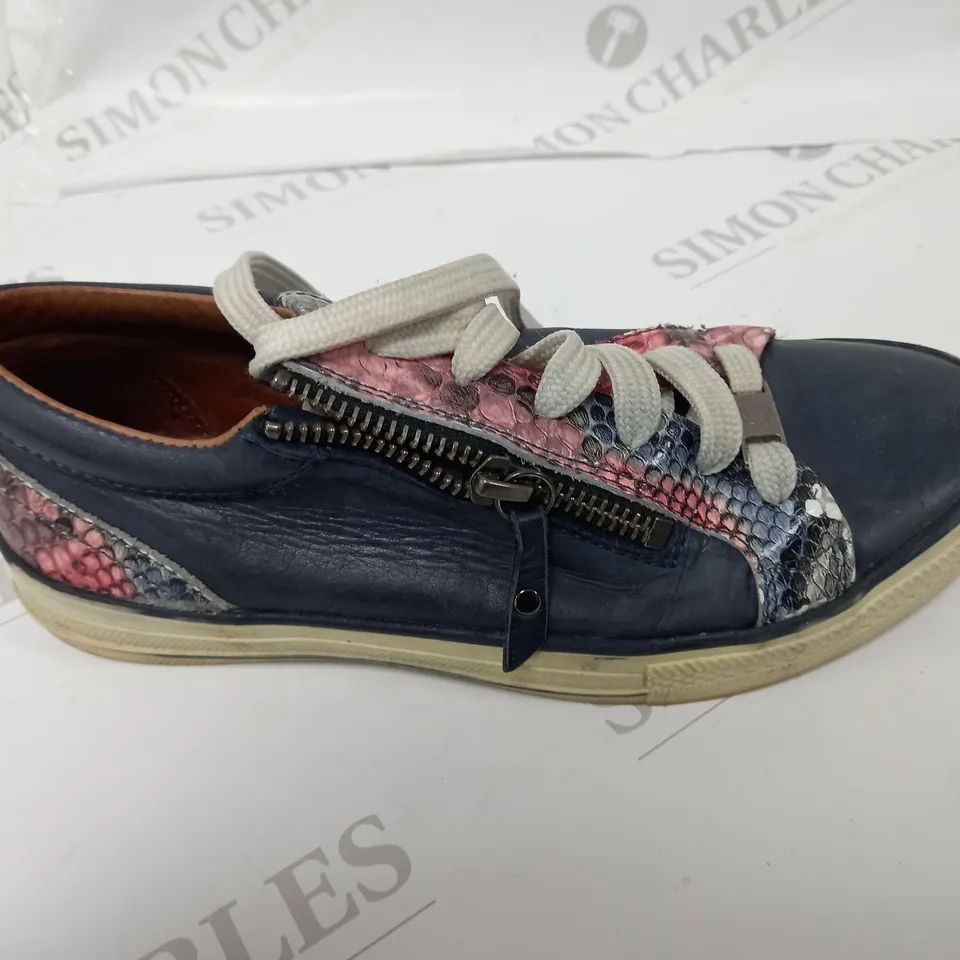 PAIR OF MODA IN PELLE FIZZALI TRAINERS NAVY/MULTI SNAKE SIZE 3