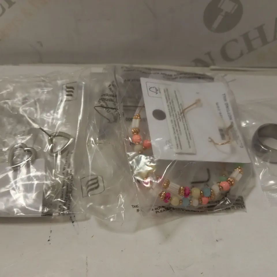 LOT OF APPROXIMATELY 5 ASSORTED JEWELLERY ITEMS TO INCLUDE TOMMY HILFIGER HEART LOGO EARRINGS, ACCESSORIZE SEASCAPE BEADED HOOP, TOMMY HILFIGER BRAIDED BRACELET, ETC