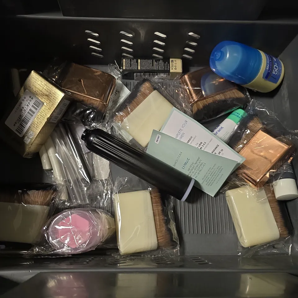 LOT OF APPROXIMATELY 20 ASSORTED HEALTH & BEAUTY ITEMS TO INCLUDE RAZORS, NANOGEN SHAMPOO AND EYEBROW PENCIL