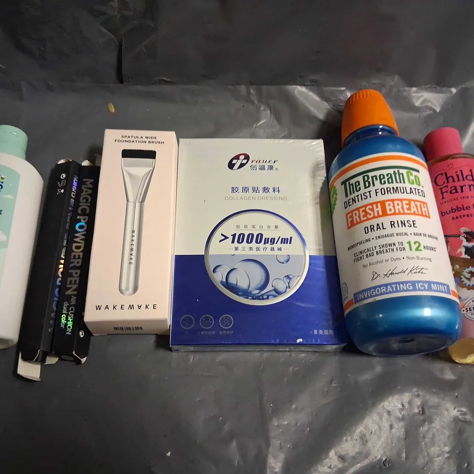 APPROXIMATELY 20 ASSORTED HEALTH AND BEAUTY PRODUCTS TO INCLUDE; CHILDS FARM, WAKEWAKE, CARPLUS AND MAGIC POWDER PEN