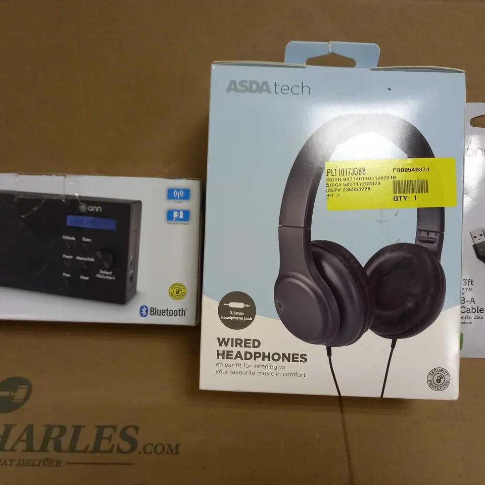 BOX OF APPROXIMATELY 20 ASSORTED ELECTRICAL ITEMS TO INCLUDE ONN DAB+/FM RADIO, ASDA TECH WIRED HEADPHONES, ONN USB-C TO USB-A CABLE, ETC