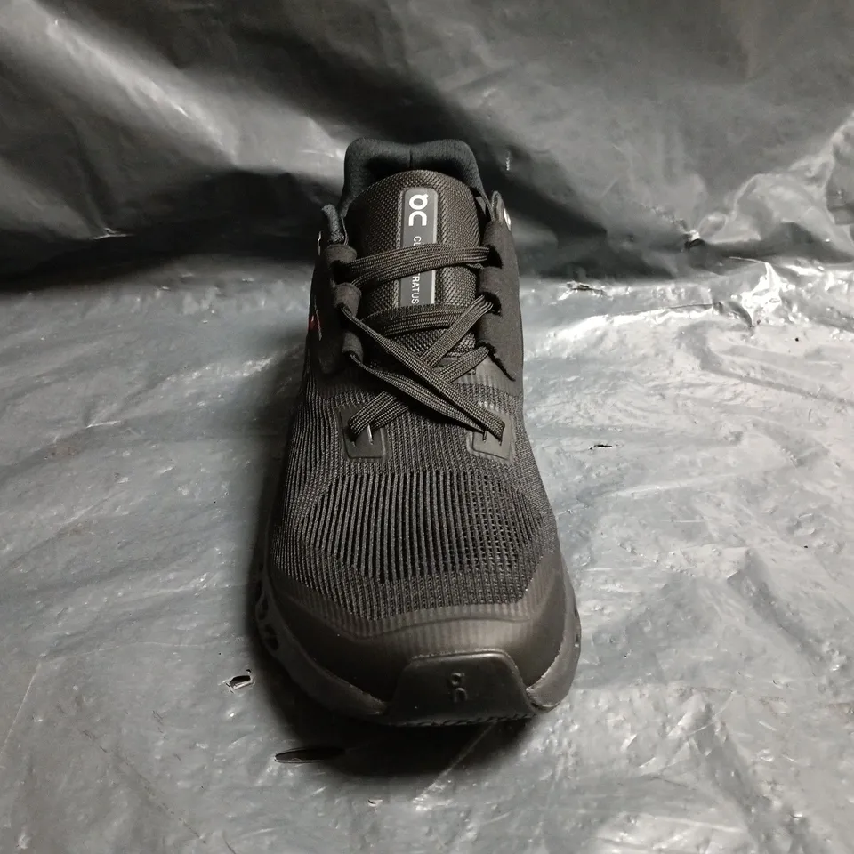 PAIR OF ON CLOUDSTRATUS TRAINERS IN BLACK SIZE UK 9