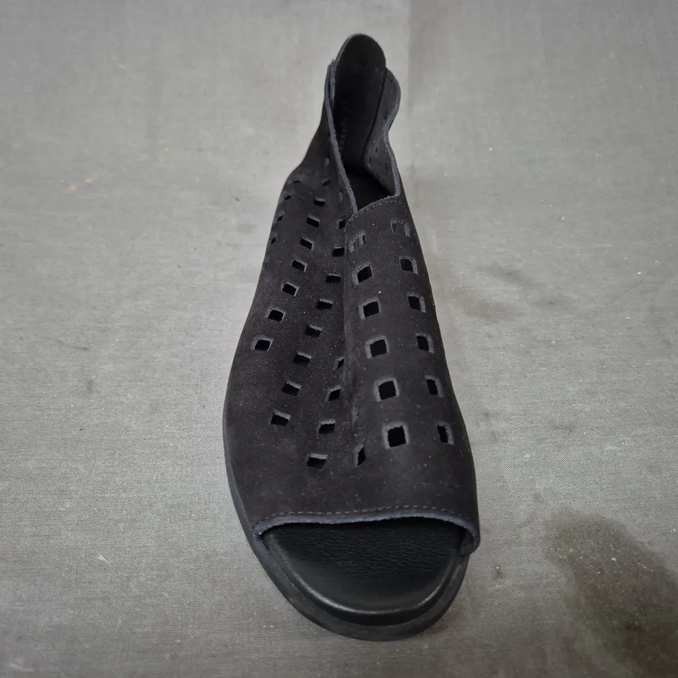 BOXED PAIR OF ARCHE SHOES IN BLACK EU SIZE 40