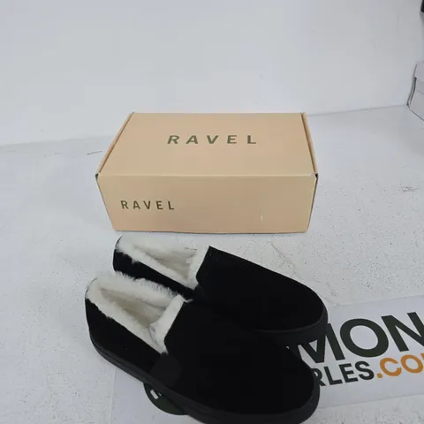 RAVEL OXLEY BLACK SUEDE SLIPPERS WITH FAUX FUR – UK 6 (RLS685) – BOXED