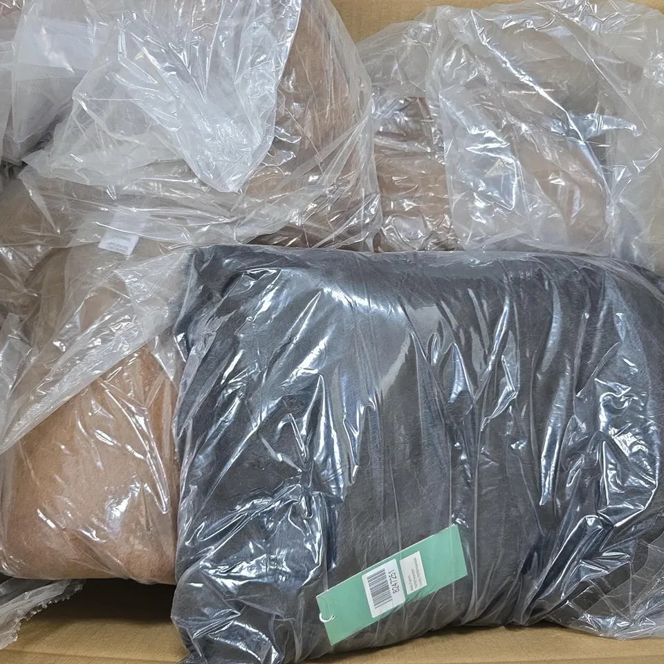 APPROXIMATELY 20 ASSORTED CLOTHING ITEMS IN VARIOUS SIZES, STYLES & COLOURS TO INCLUDE BRANDS SUCH AS LA MAREY, SUGAR CRISP, JO&JOE, ETC - COLLECTION ONLY