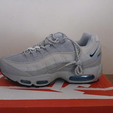 NIKE AIR MAX 95 TT TRAINERS – GREY/WHITE, UK 7 (US 8, EUR 41)