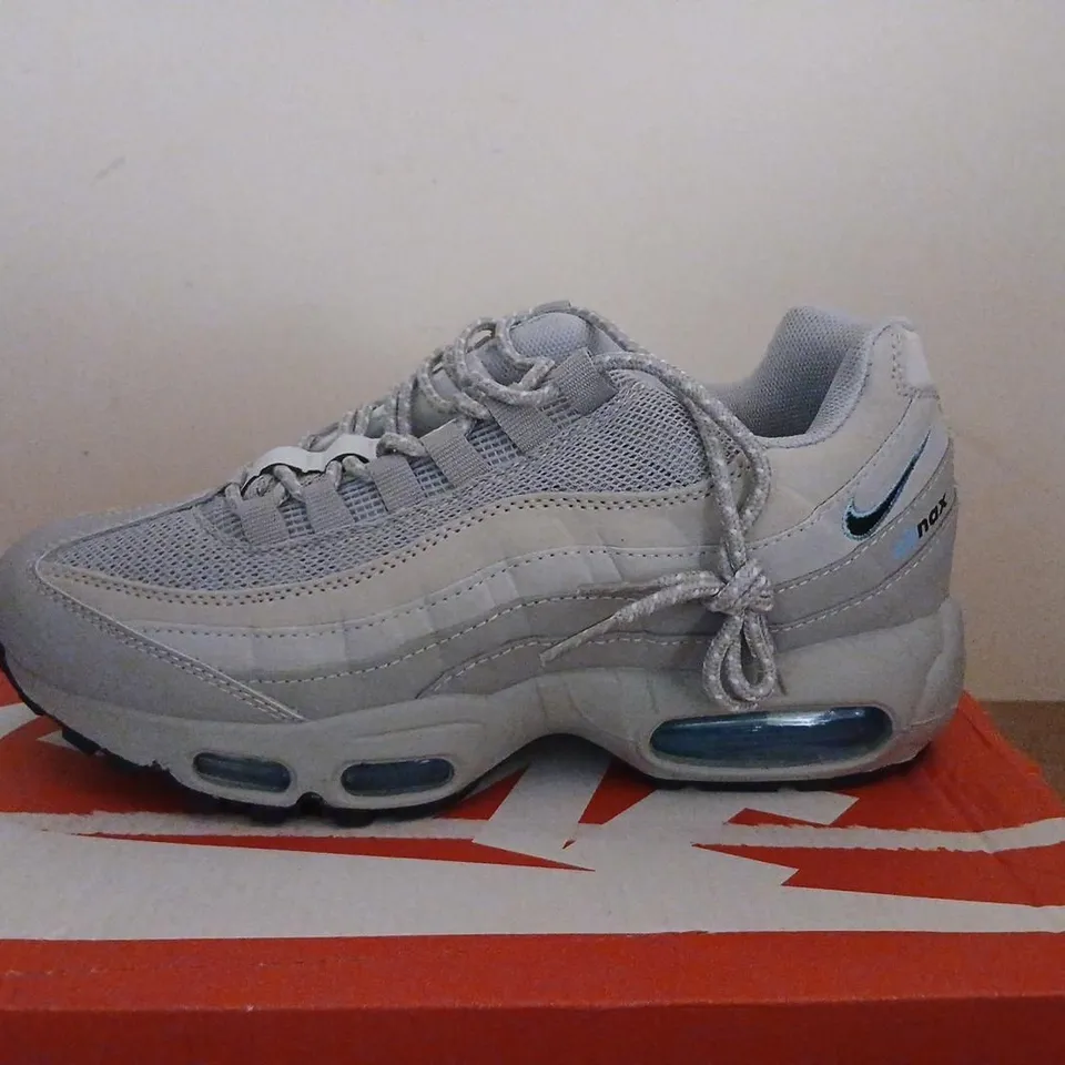 NIKE AIR MAX 95 TT TRAINERS – GREY/WHITE, UK 7 (US 8, EUR 41)