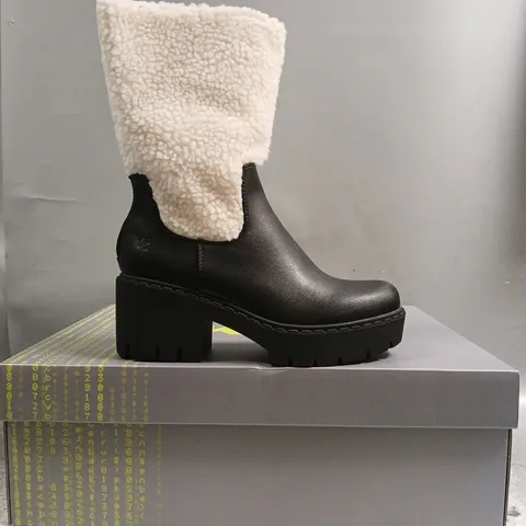 BOXED PAIR OF KOI TEXEL SHEARLING SWITCH BOOTS IN BLACK SIZE UK 5