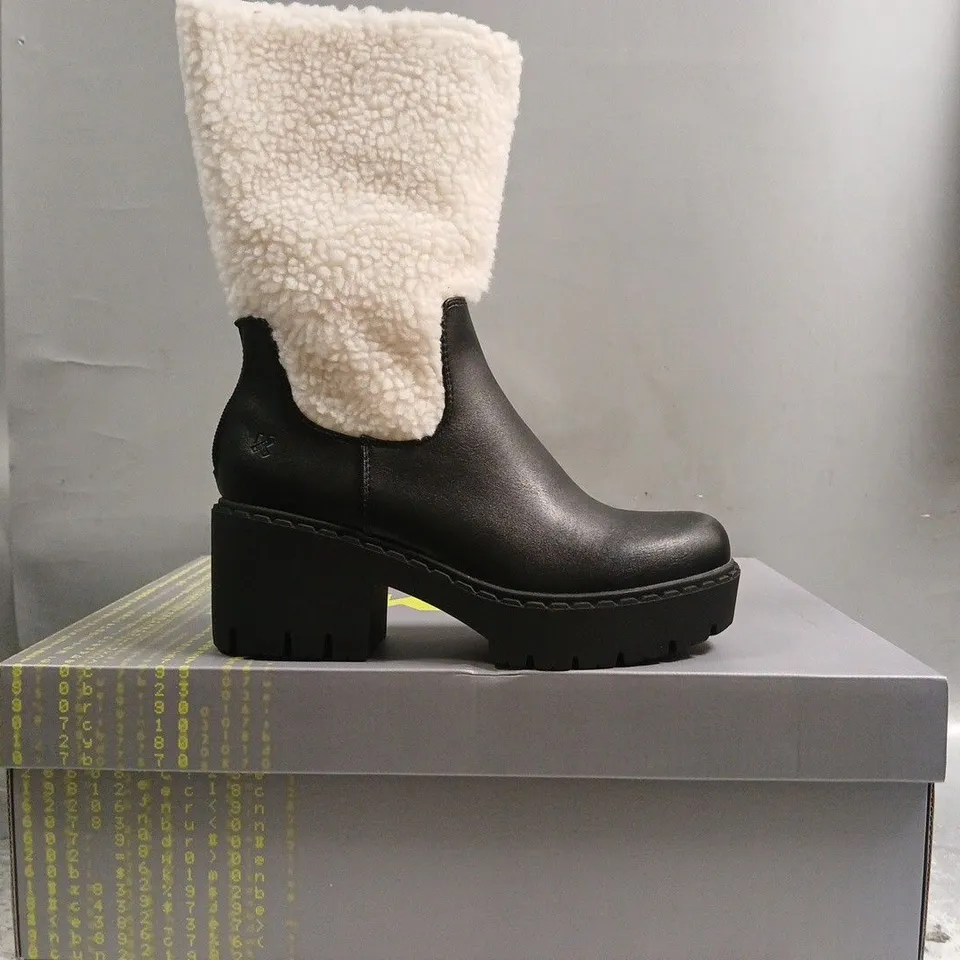 BOXED PAIR OF KOI TEXEL SHEARLING SWITCH BOOTS IN BLACK SIZE UK 5