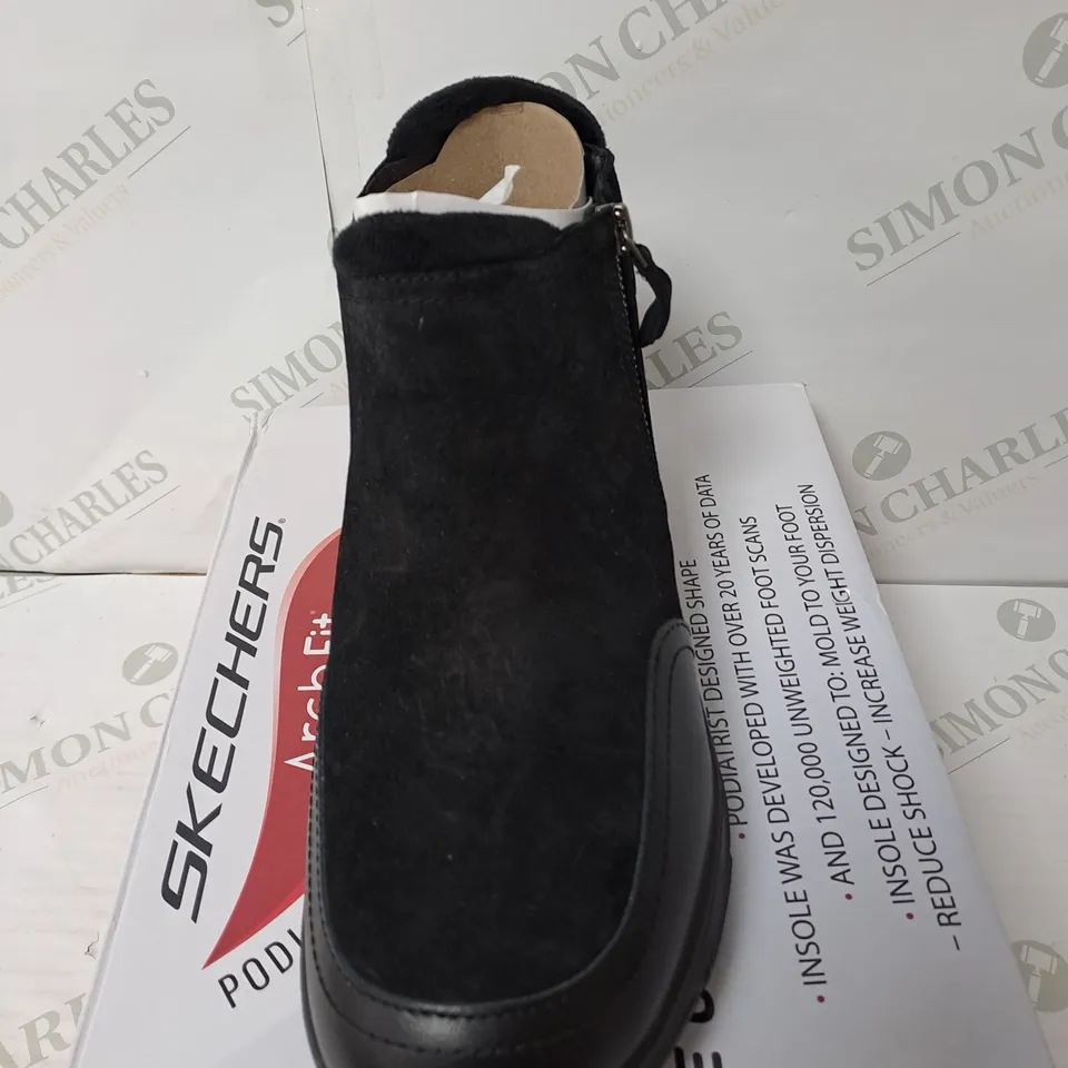BOXED SKECHERS ARCH FIT SMOOTH ZIP BOOTS, BLACK - SIZE 6