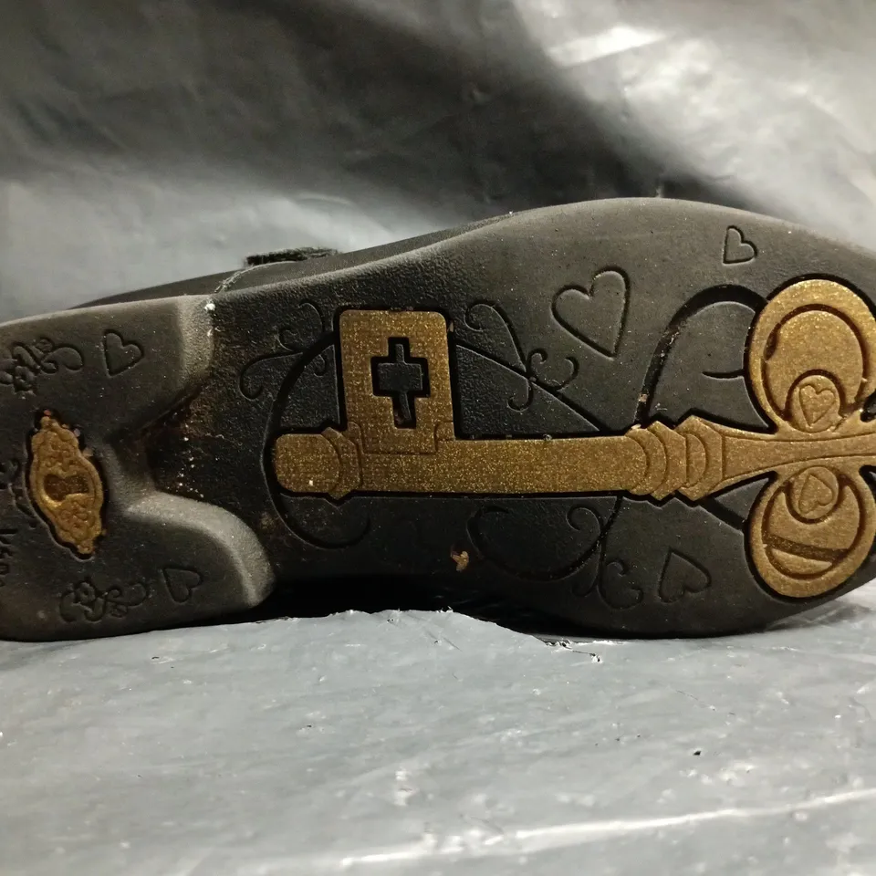 BOXED PAIR OF CLARKS KIDS SHOES IN BLACK SIZE 11.5