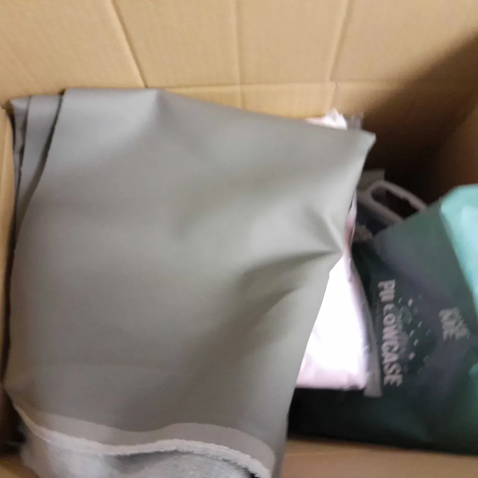 APPROXIMATELY 12 ASSORTED HOUSEHOLD ITEMS TO INCLUDE MAGIC MESH SCREEN DOOR, NOVEL SOLUTIONS ELECTRONIC BUG SWATTER, TORAPHENE BAGS, ETC