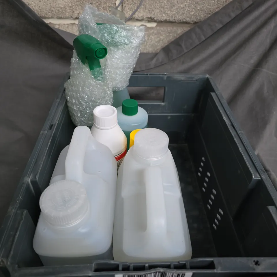 APPROXIMATELY 10 ITEMS INCLUDING ASSORTED CHEMICAL CONTAINERS: MULCH GLUE, SPIRITS OF SALT & PHOTOPOLYMER RESIN PLUS VARIOUS CLEANING PRODUCTS.