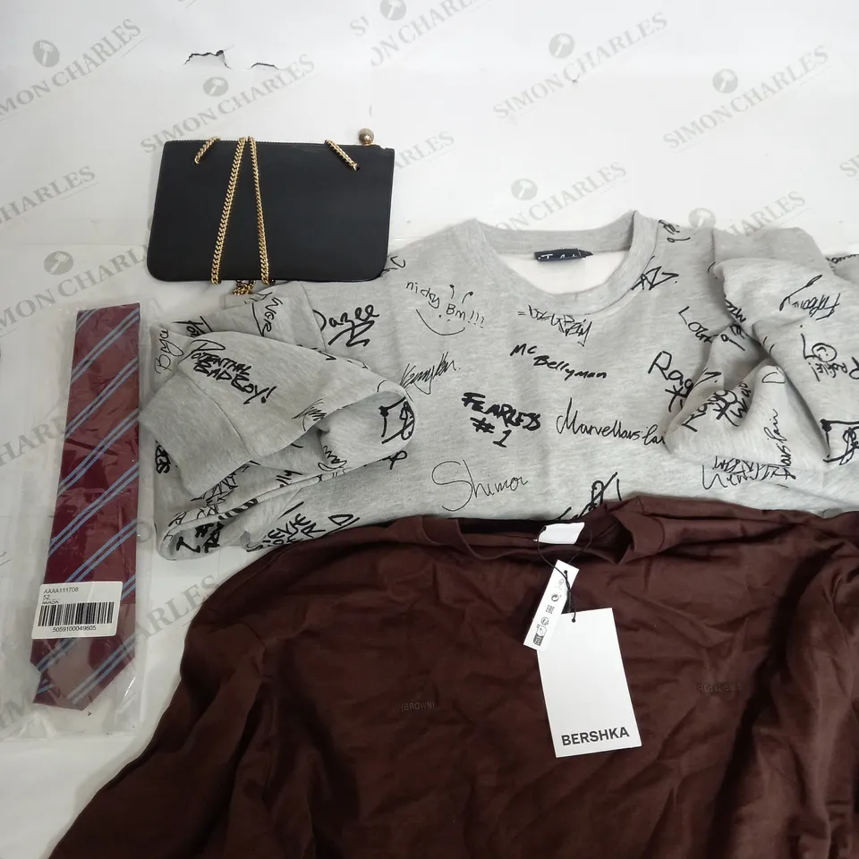 BOX OF APPROXIMATELY 25 ASSORTED CLOTHING ITEMS TO INCUDE -BAG , T-SHIRTS , JUMPER ETC