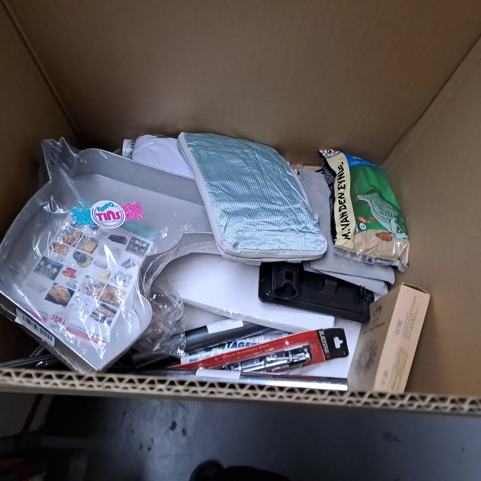 APPROXIMATELY 20 ASSORTED HOUSEHOLD PRODUCTS TO INCLUDE RAT TRAP, HALOGEN SPOT LIGHT AND SMALL FABRIC BAGS